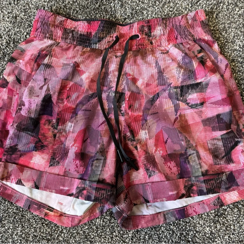 EUC Lululemon Spring Break Away Short *4-way Stretch 3